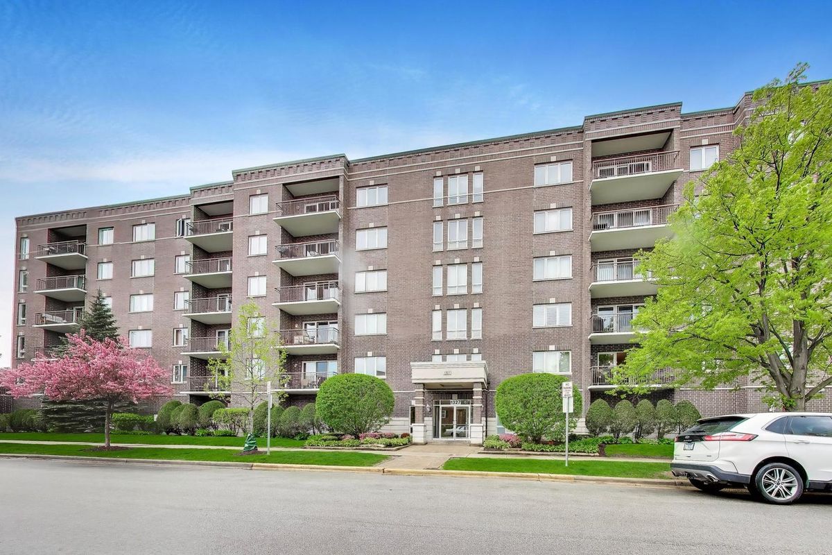 1327 Brown Street, Des Plaines, IL 60016