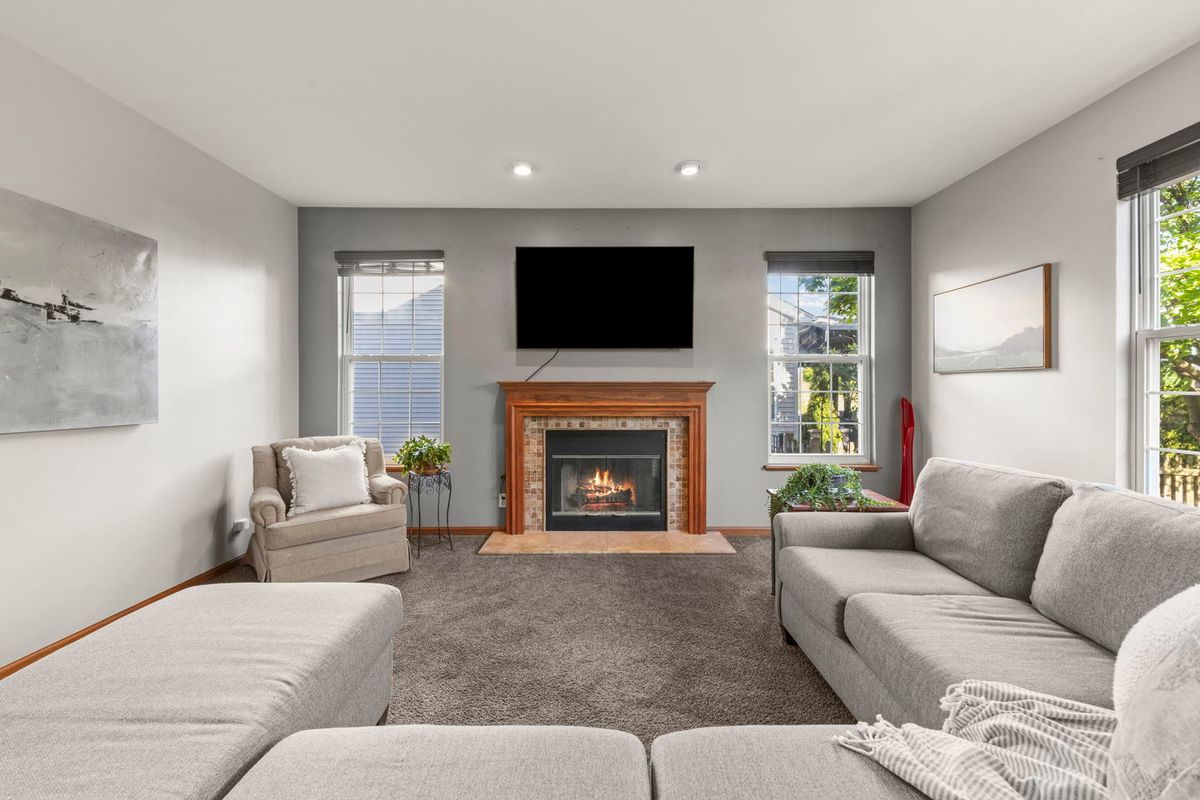 3 E Ellington Court, South Elgin, IL 60177