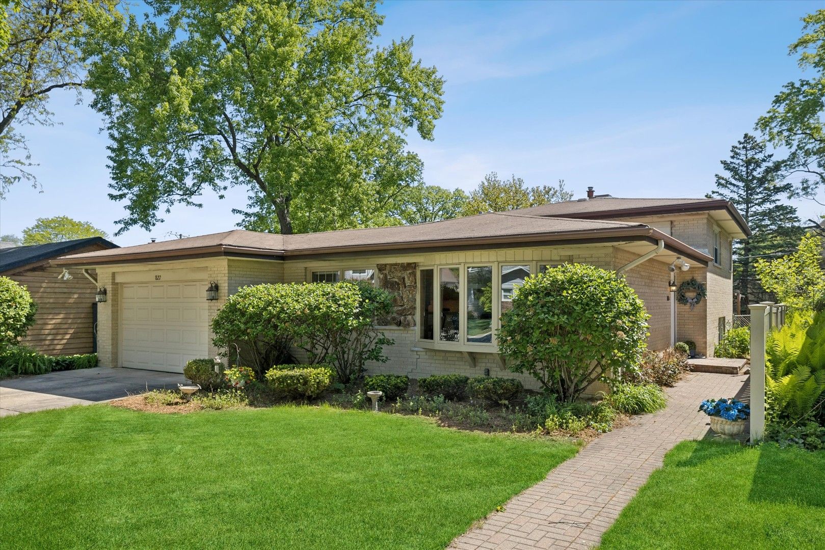 827 N Douglas Avenue — Arlington Heights, IL 60004
