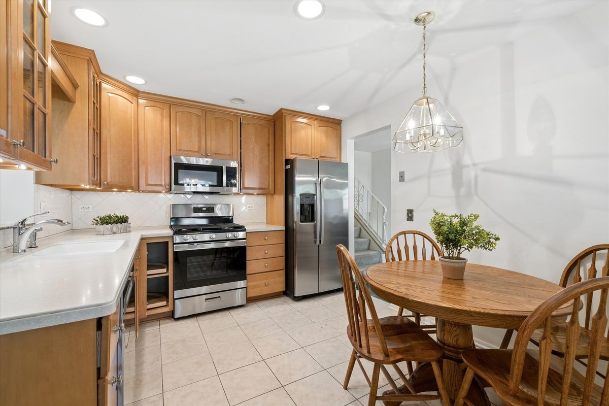 827 N Douglas Avenue, Arlington Heights, IL 60004