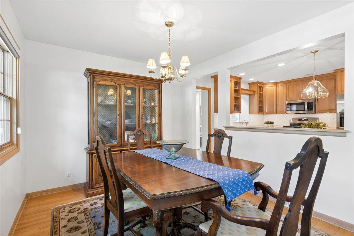 827 N Douglas Avenue, Arlington Heights, IL 60004