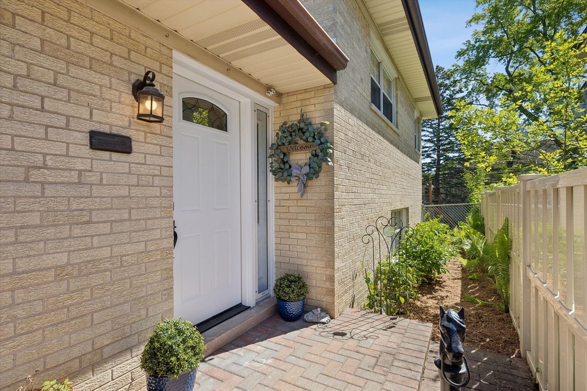 827 N Douglas Avenue, Arlington Heights, IL 60004