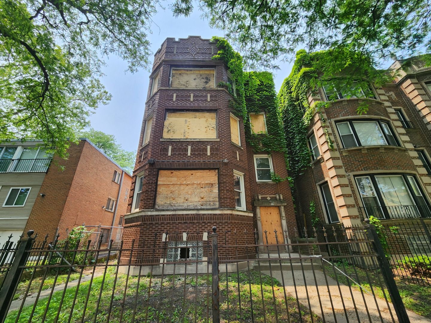 7952 S Langley Avenue — Chicago, IL 60619