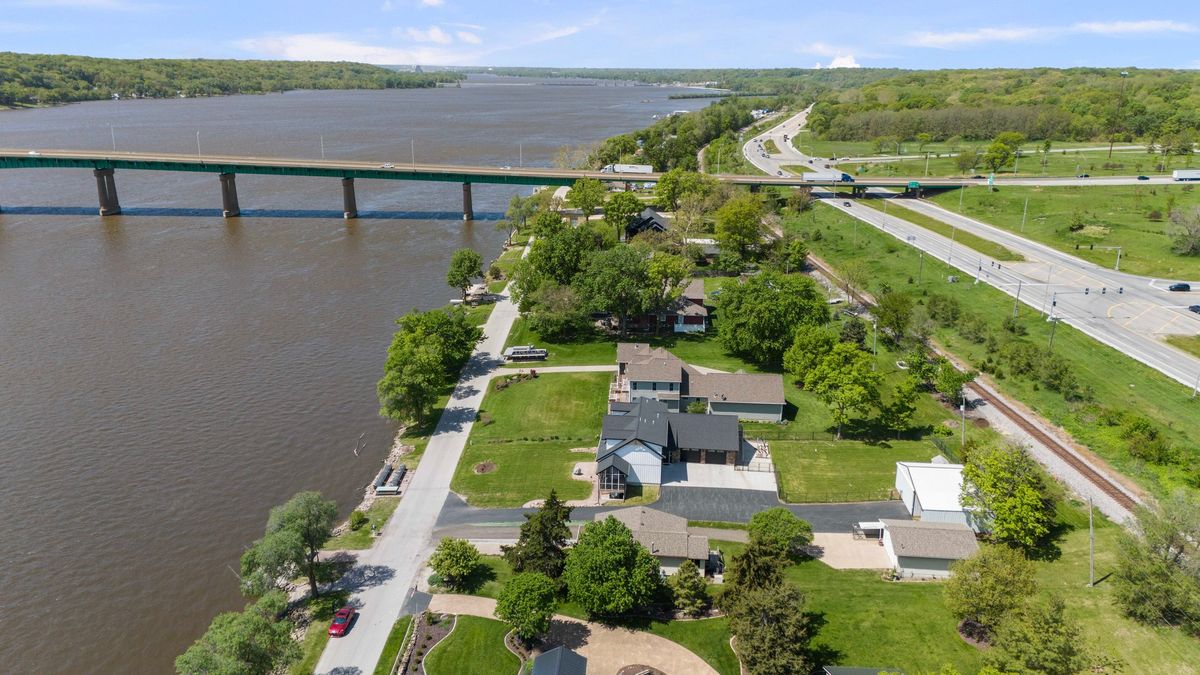1401 Canal Shore Drive, Leclaire, IA 52753