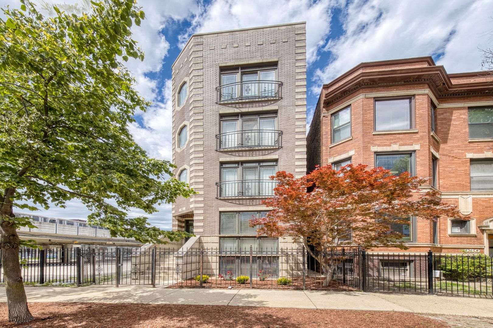 932 W BARRY Avenue #1 — Chicago, IL 60657