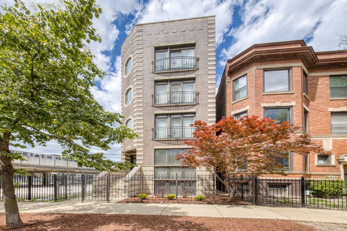 932 BARRY Avenue, Chicago, IL 60657
