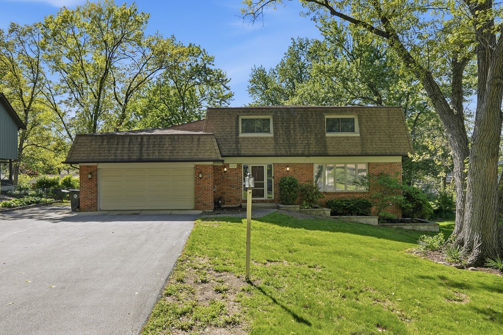 10S324 E Hampshire Lane — Willowbrook, IL 60527
