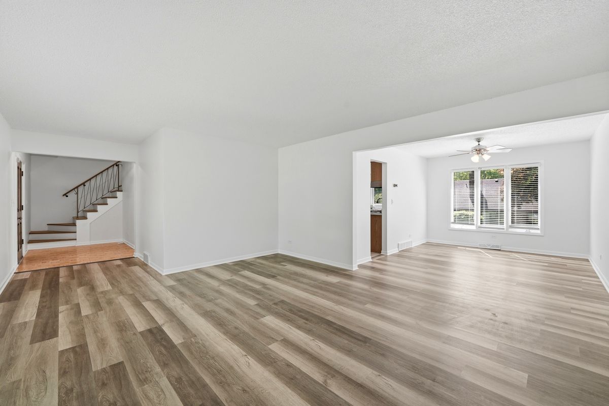 10S324 E Hampshire Lane, Willowbrook, IL 60527
