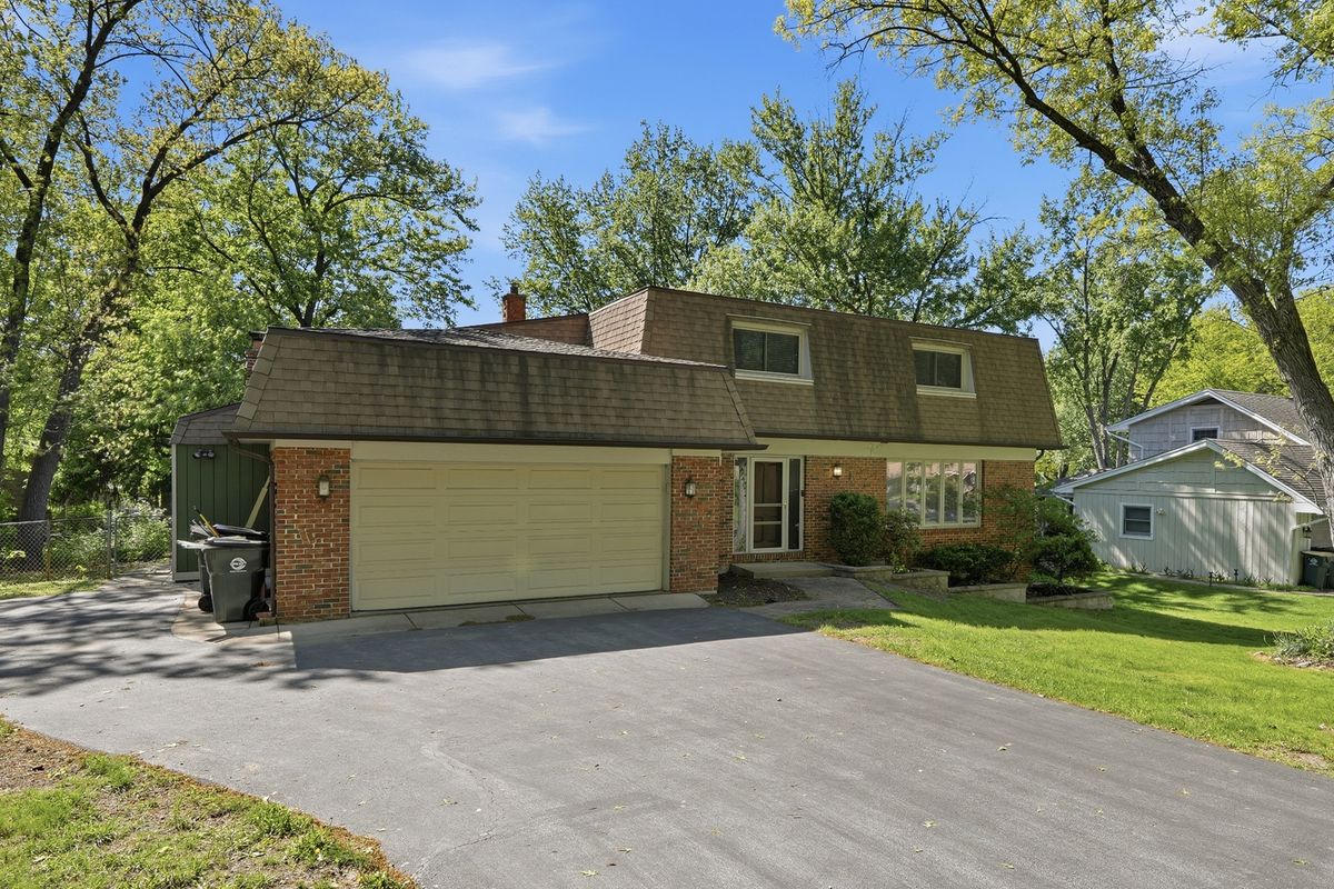 10S324 Hampshire Lane, Willowbrook, IL 60527
