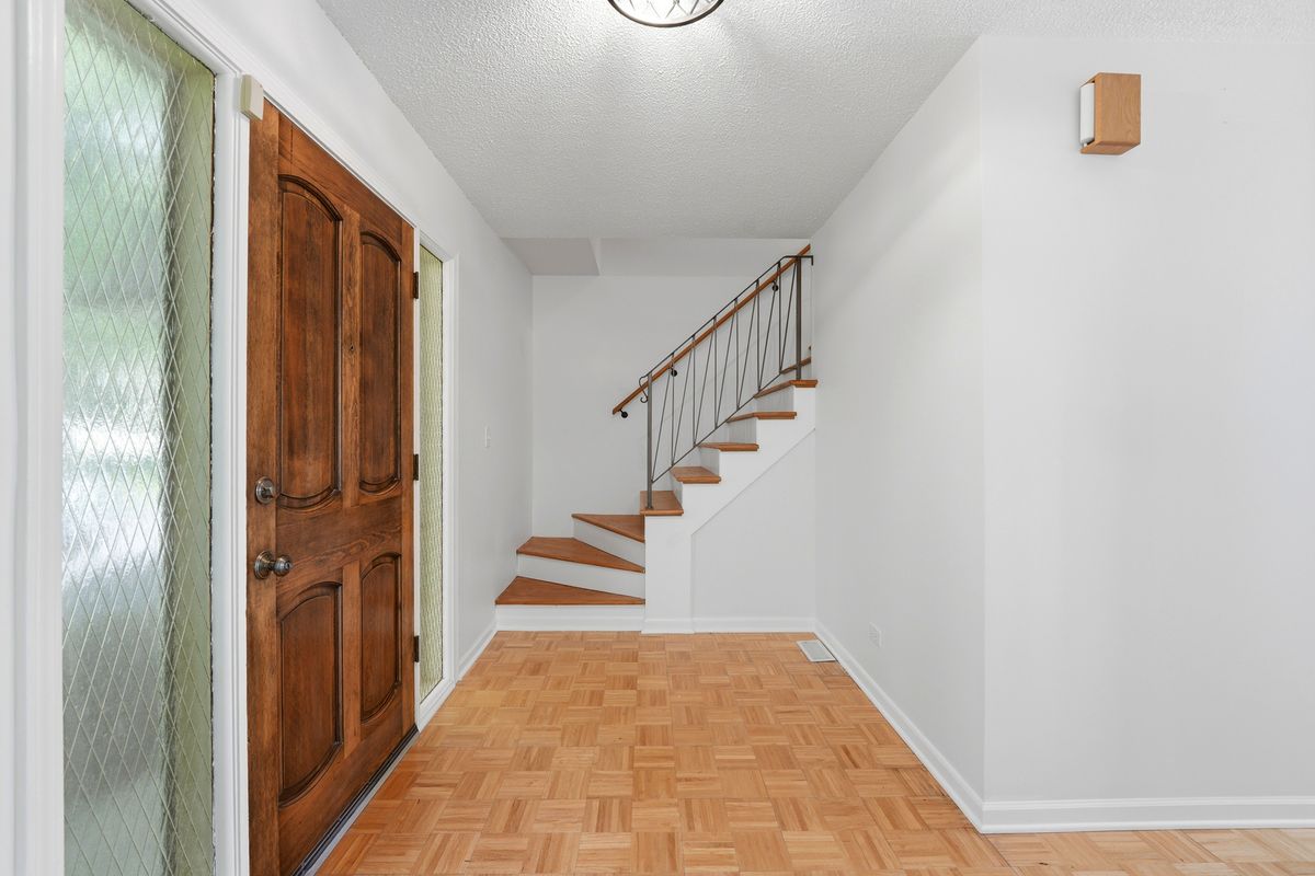 10S324 E Hampshire Lane, Willowbrook, IL 60527
