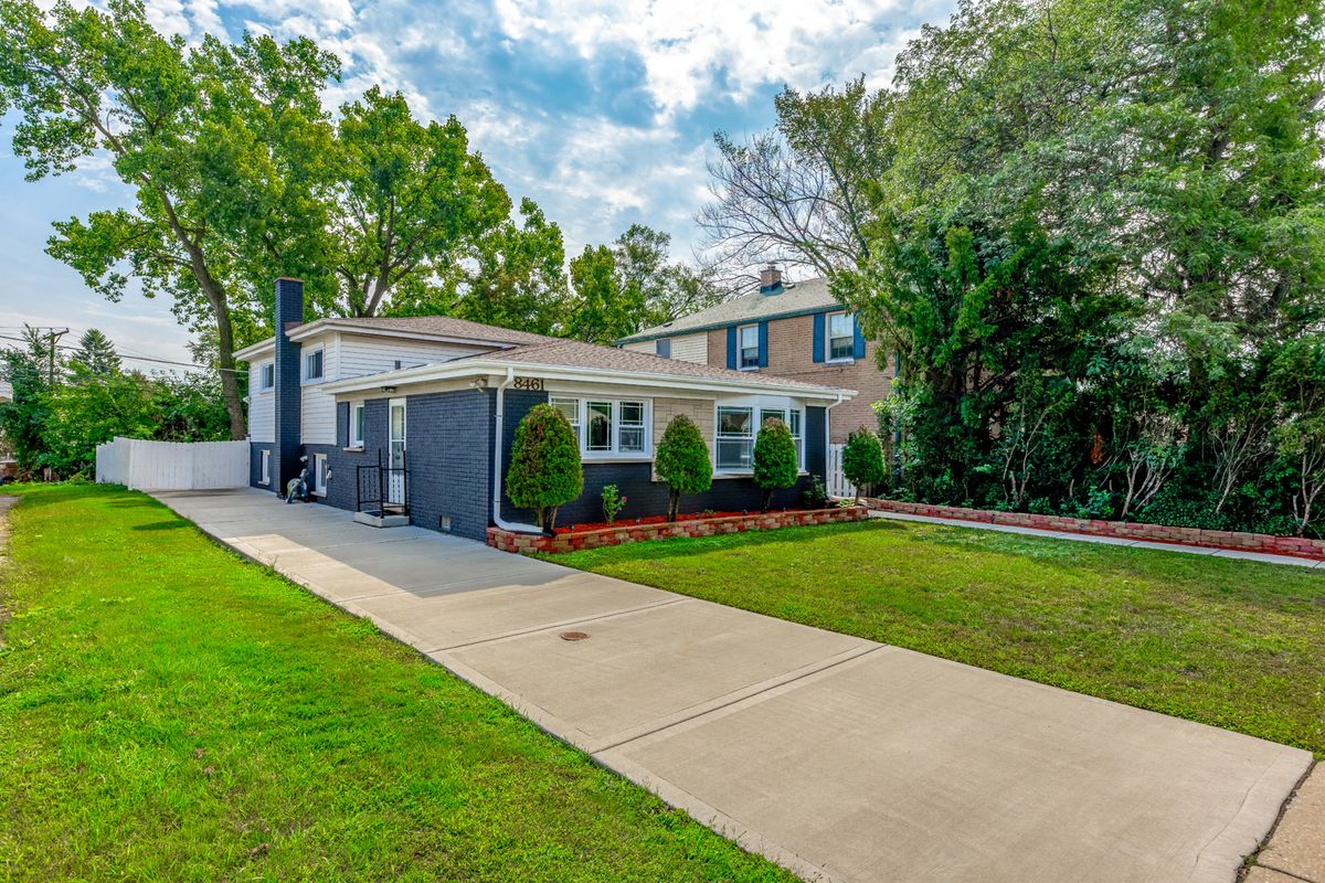 8461 GROSS POINT Road, Skokie, IL 60077