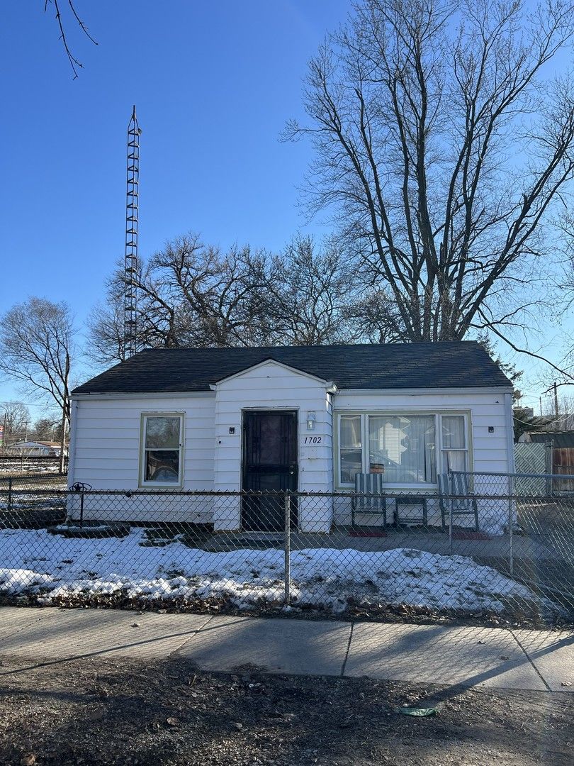 1702 E Cummins Avenue — Springfield, IL 62702