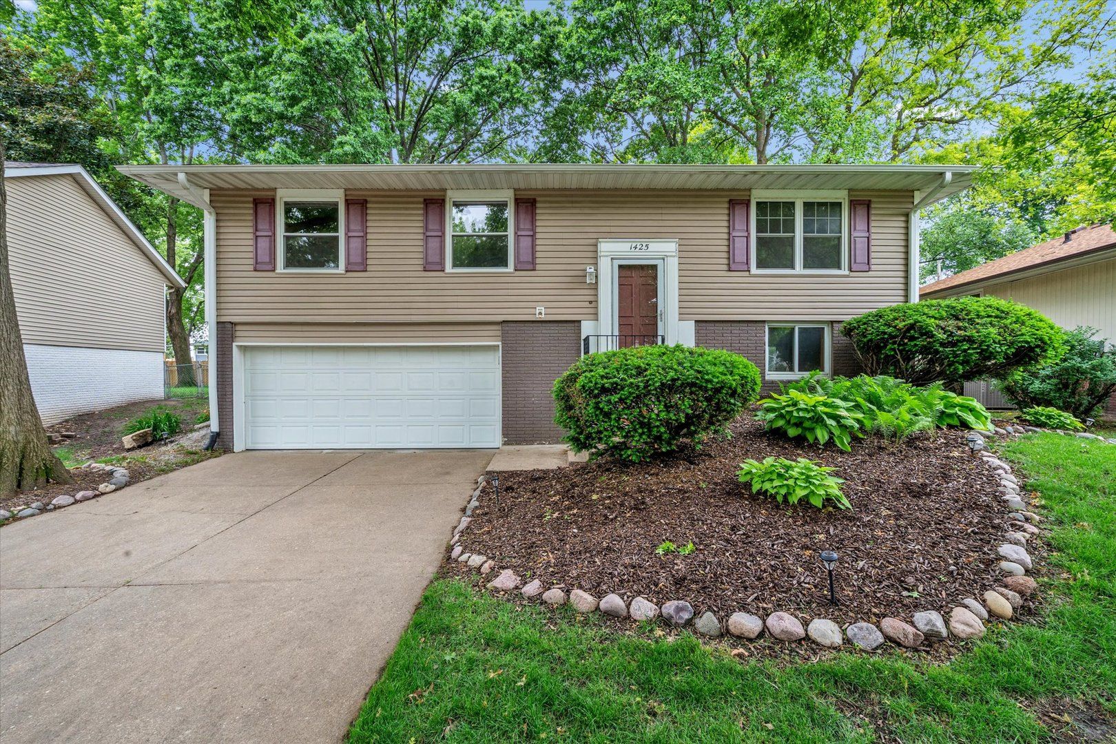 1425 W 54th Street — Davenport, IA 52806