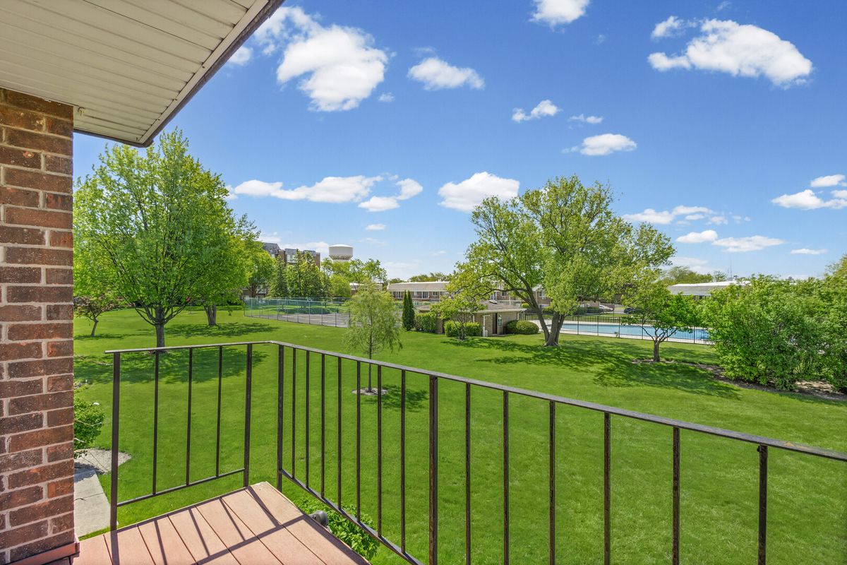 10381 Dearlove Road #2A, Glenview, IL 60025