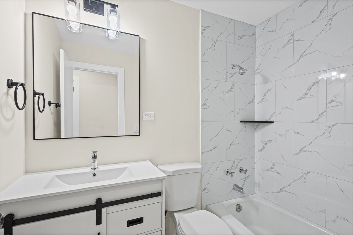 10381 Dearlove Road #2A, Glenview, IL 60025