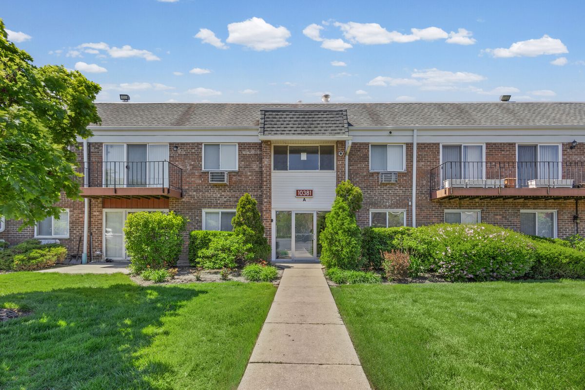 10381 Dearlove Road, Glenview, IL 60025