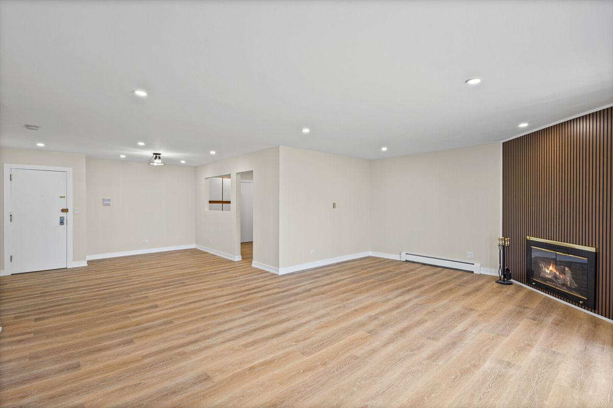 10381 Dearlove Road #2A, Glenview, IL 60025