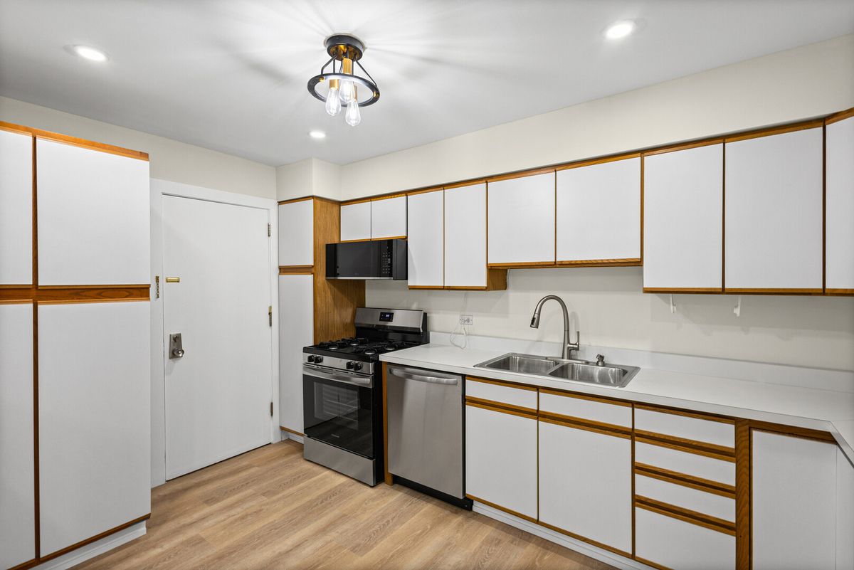 10381 Dearlove Road #2A, Glenview, IL 60025