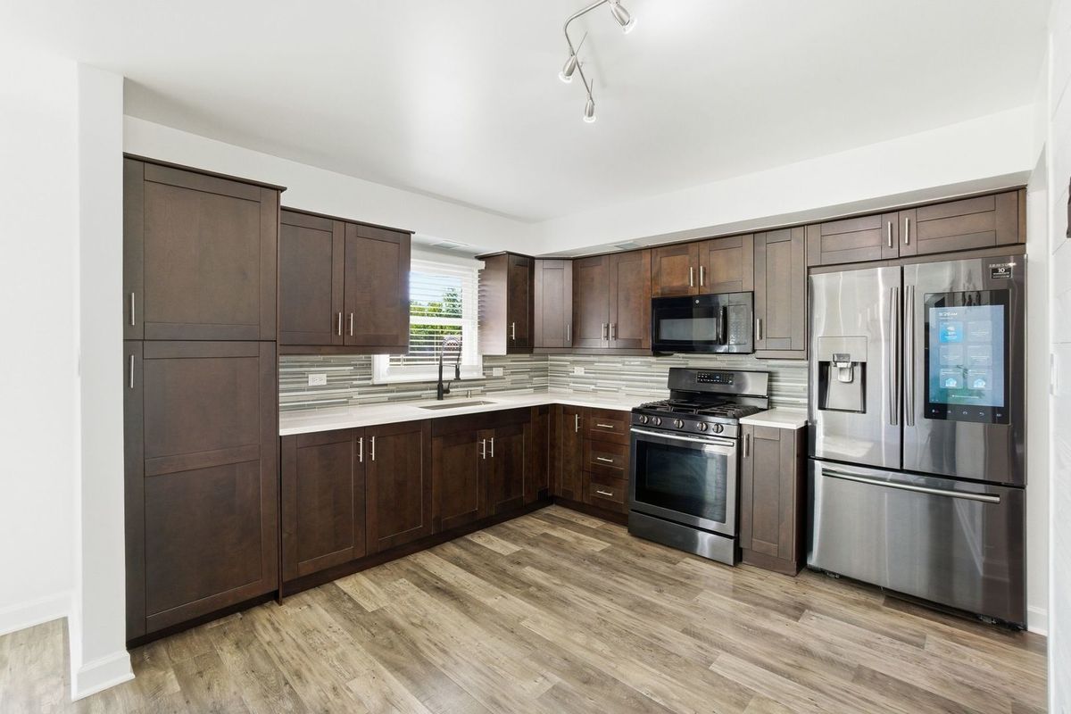 8525 Blue Ridge Avenue, Hickory Hills, IL 60457