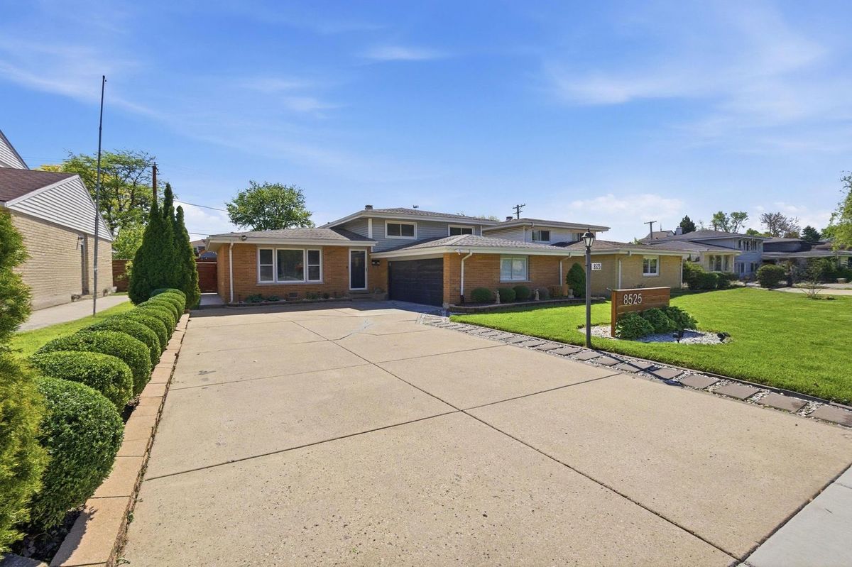8525 Blue Ridge Avenue, Hickory Hills, IL 60457