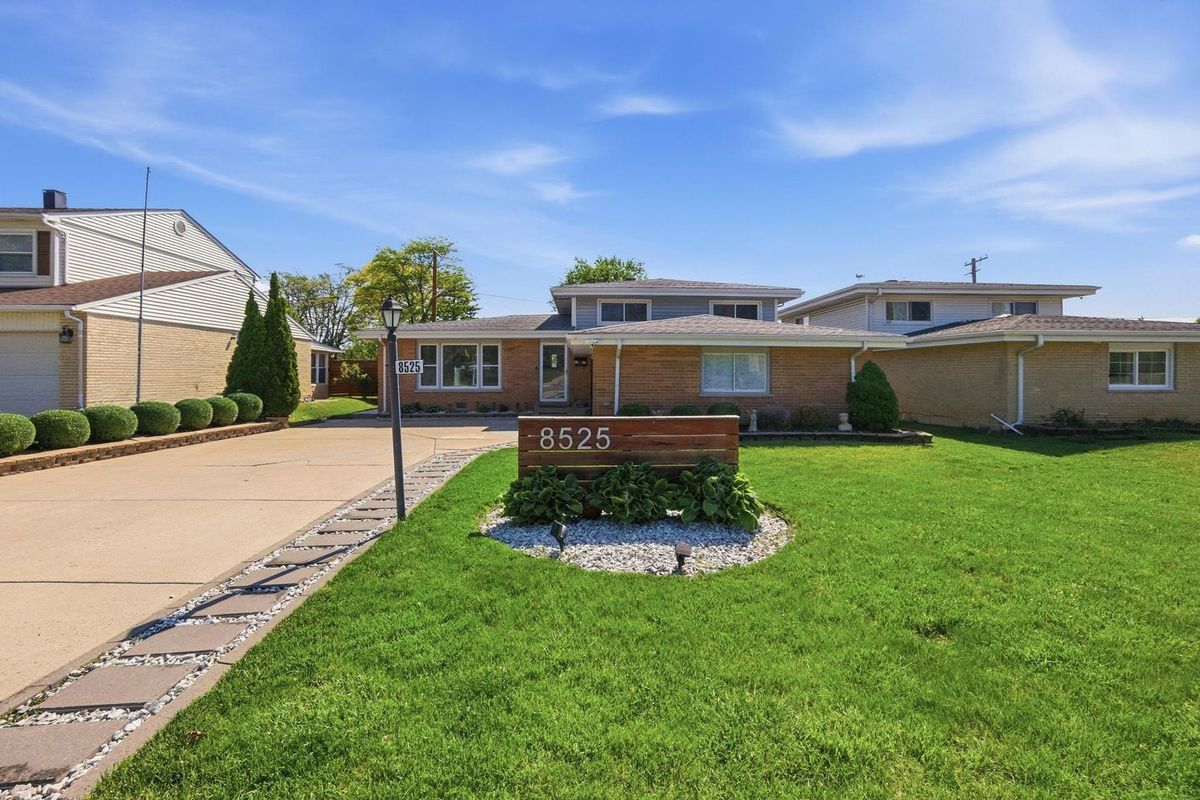 8525 Blue Ridge Avenue, Hickory Hills, IL 60457