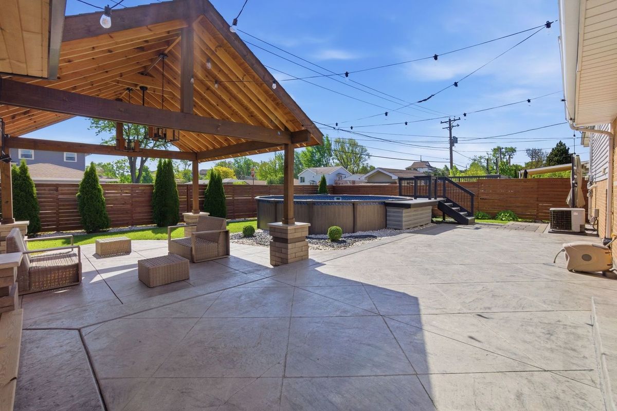 8525 Blue Ridge Avenue, Hickory Hills, IL 60457