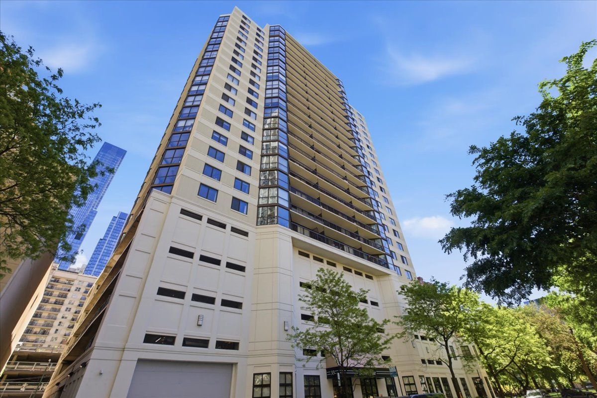 33 Delaware Place, Chicago, IL 60610