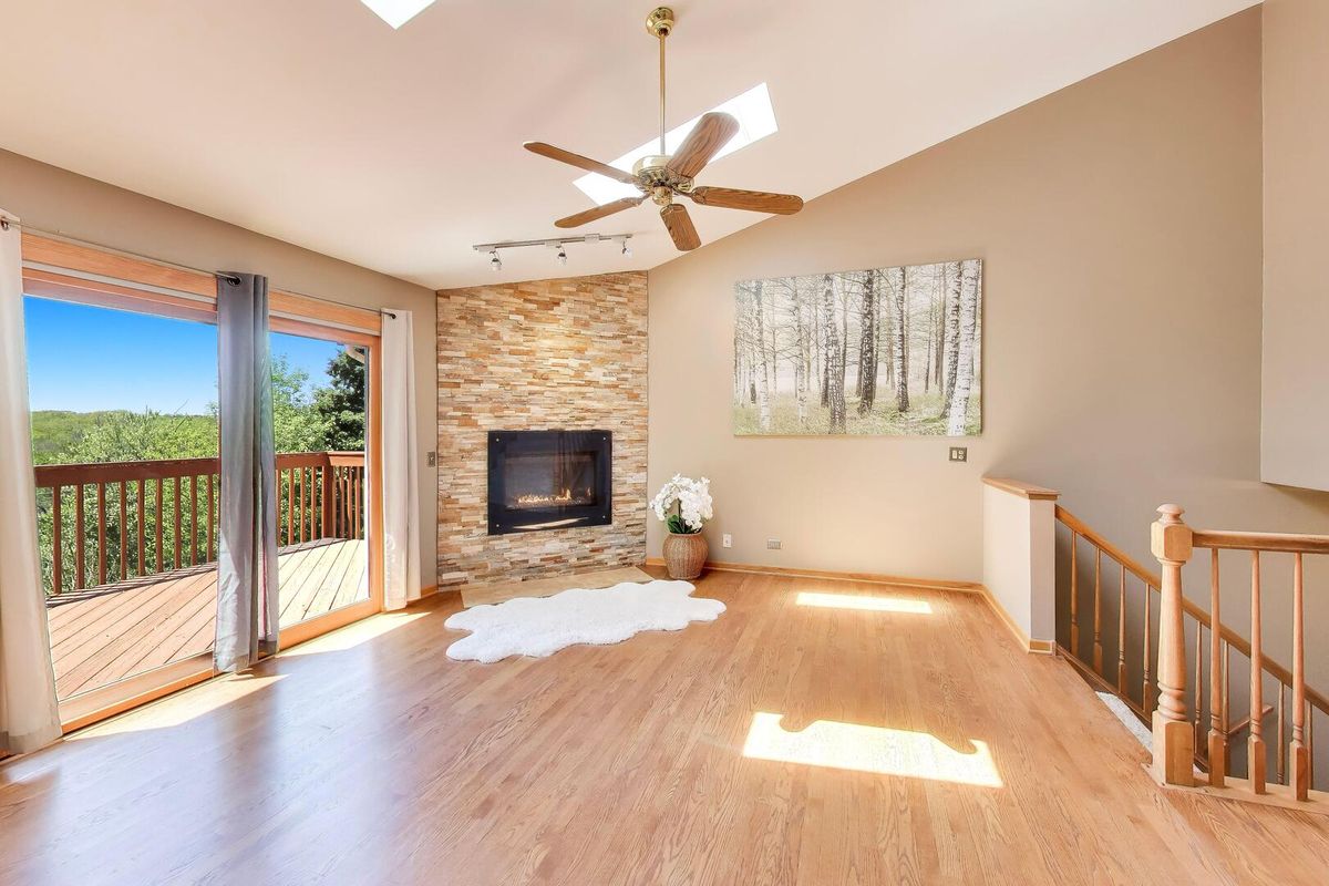 934 Viewpoint Drive, Lake In The Hills, IL 60156