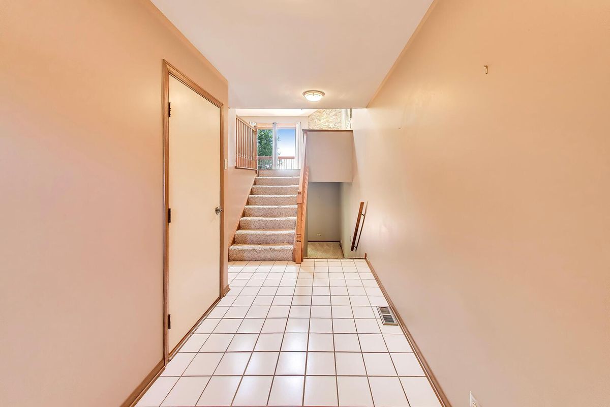 934 Viewpoint Drive, Lake In The Hills, IL 60156