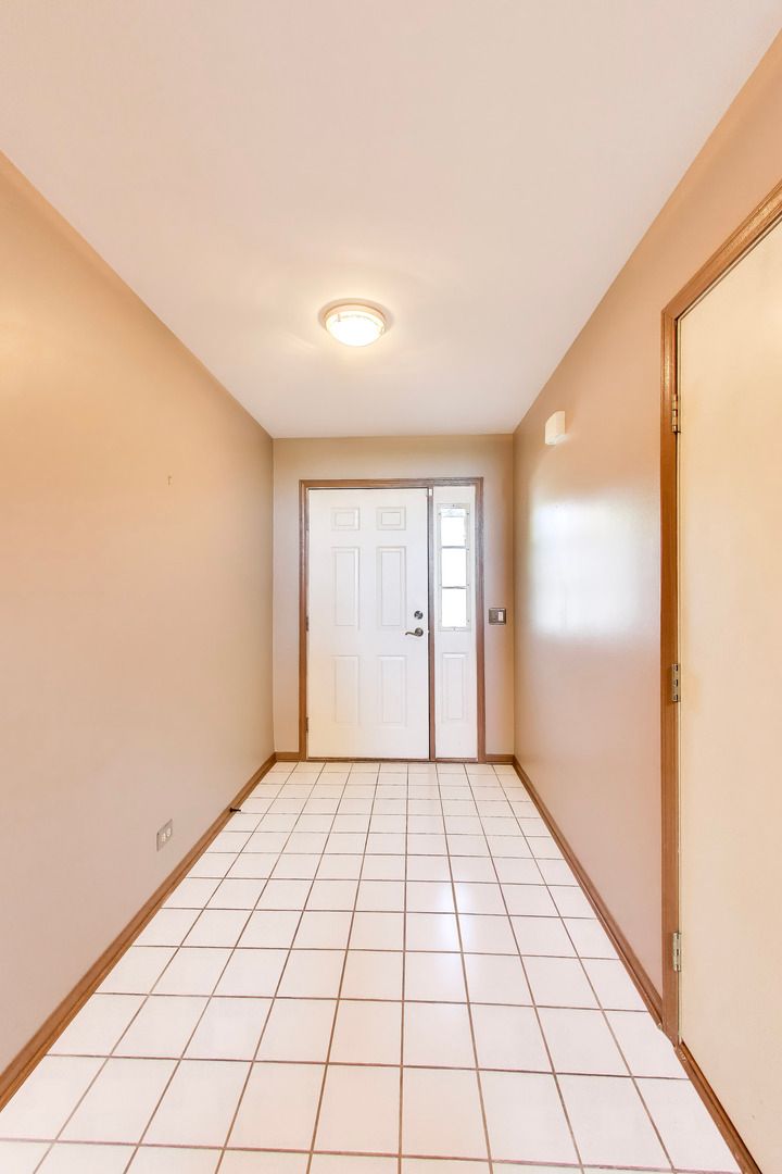 934 Viewpoint Drive, Lake In The Hills, IL 60156