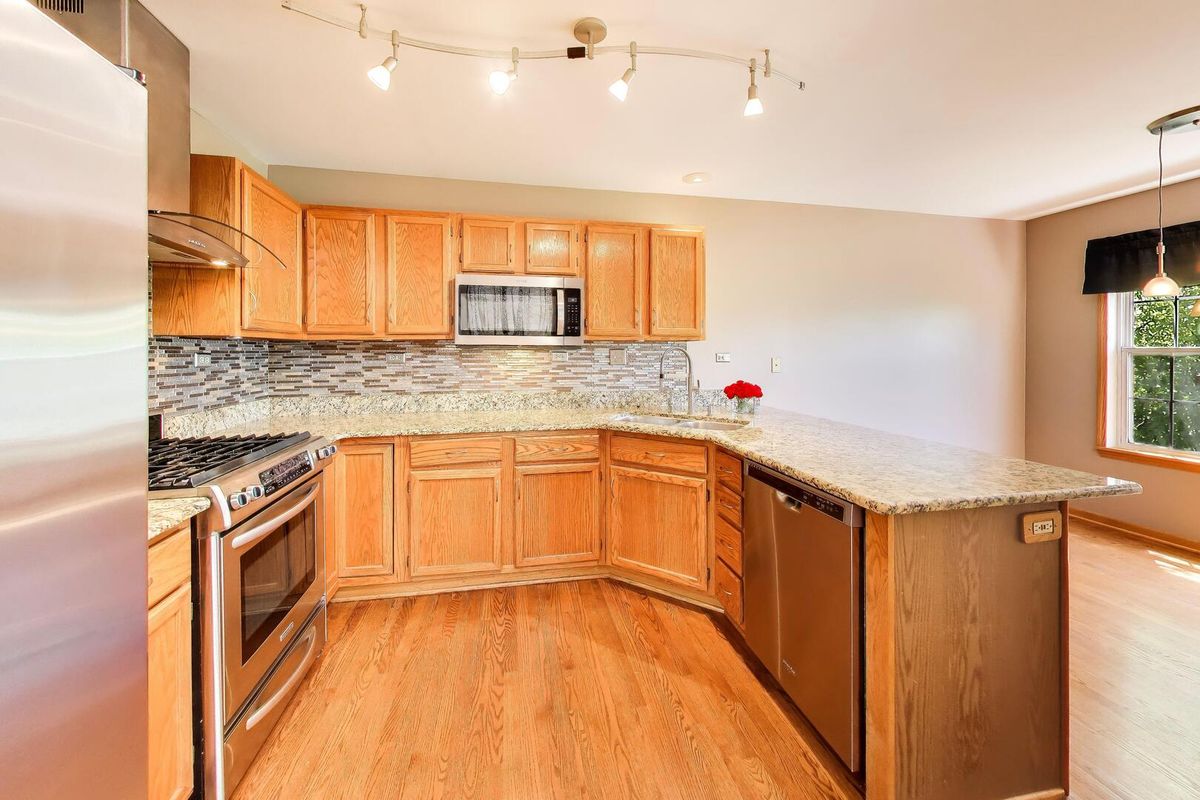 934 Viewpoint Drive, Lake In The Hills, IL 60156