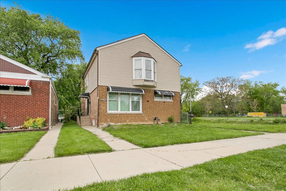 8906 S Mackinaw Street — Chicago, IL 60617