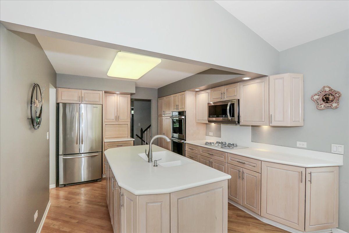 818 Indigo Court, Lake Zurich, IL 60047