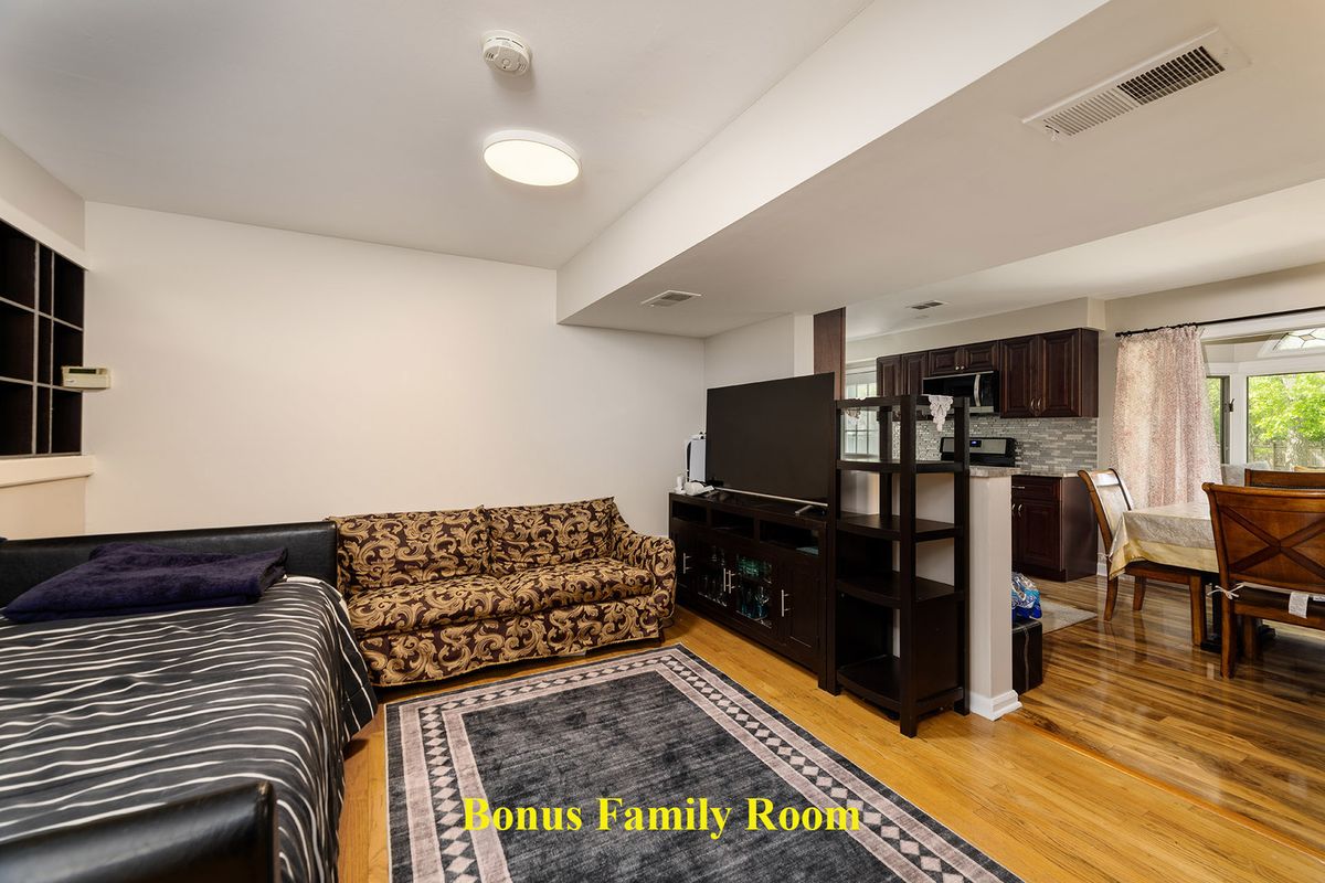 9476 Terrace Place, Des Plaines, IL 60016