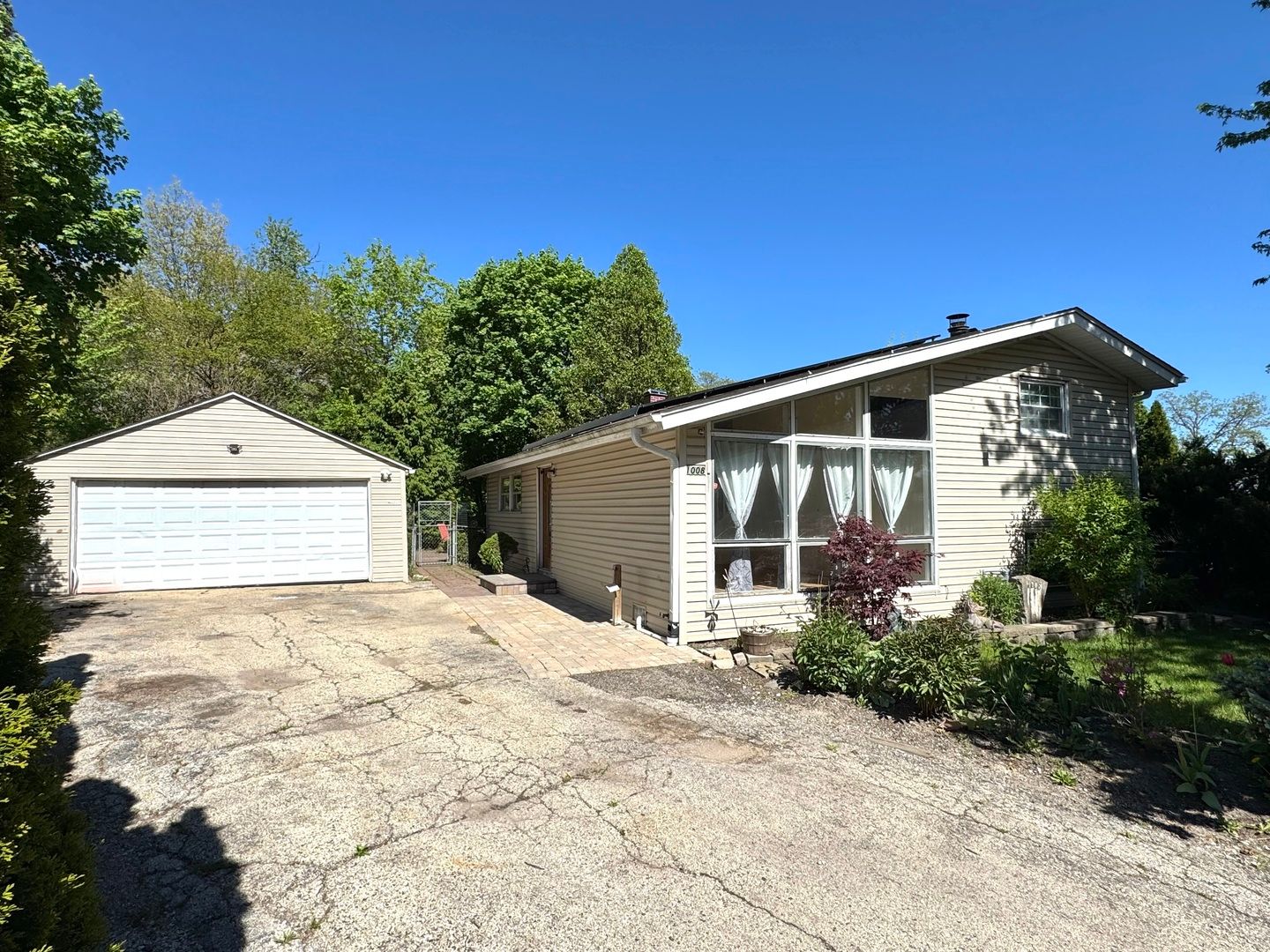 1008 Adams Court — Carpentersville, IL 60110