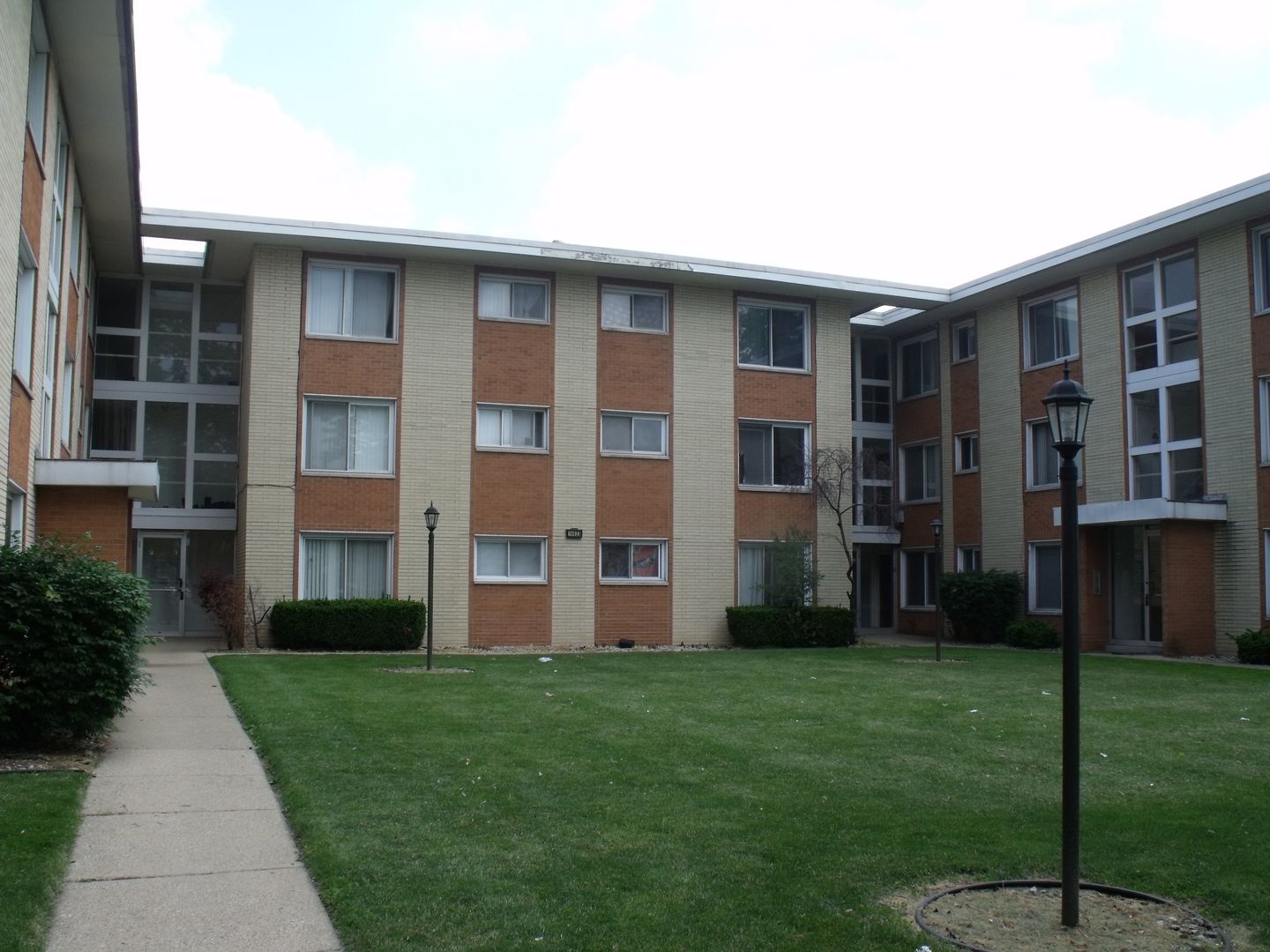 14633 Keystone Avenue #2D — Midlothian, IL 60445