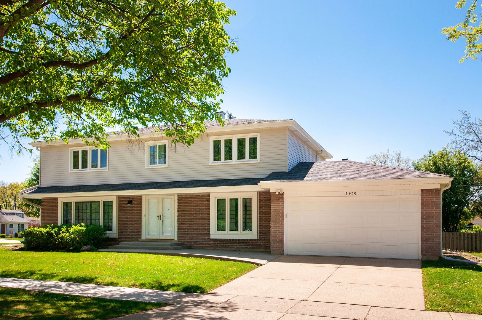 1829 E BITTERSWEET Lane — Mount Prospect, IL 60056