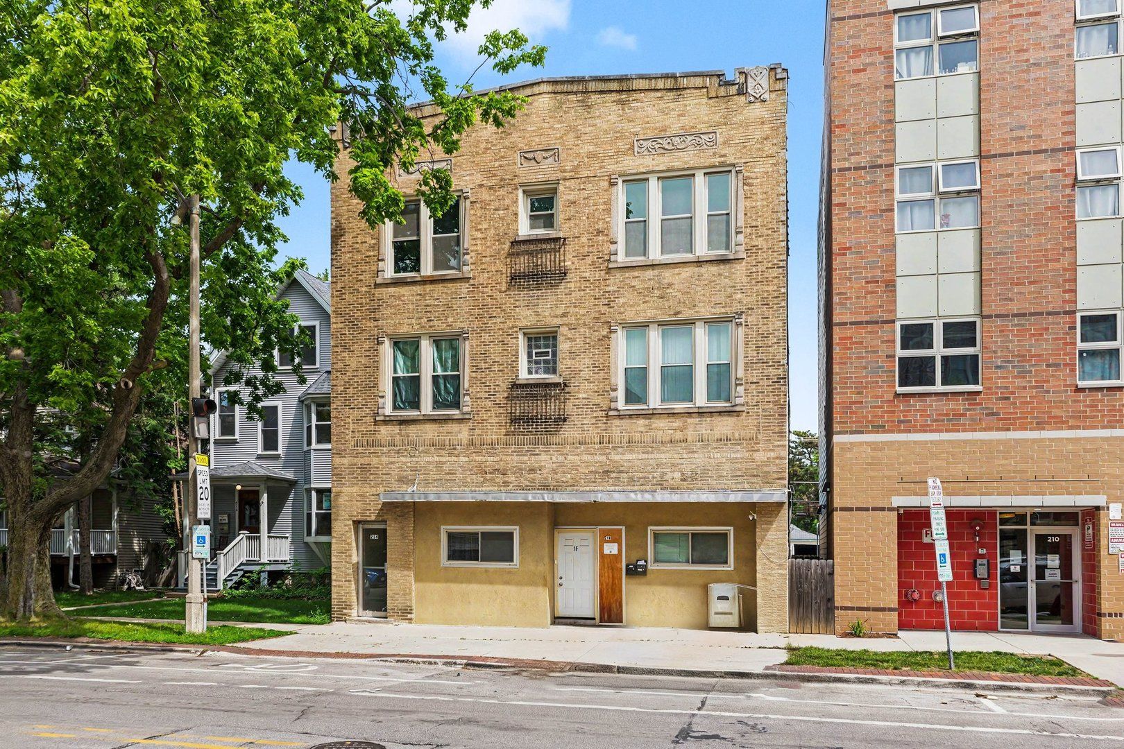 214 Chicago Avenue — Oak Park, IL 60302