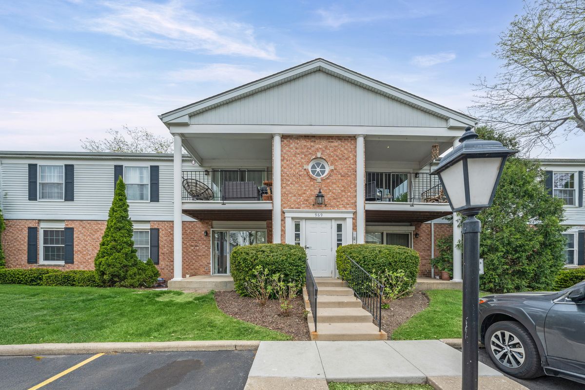 969 GOLF COURSE Road #6, Crystal Lake, IL 60014