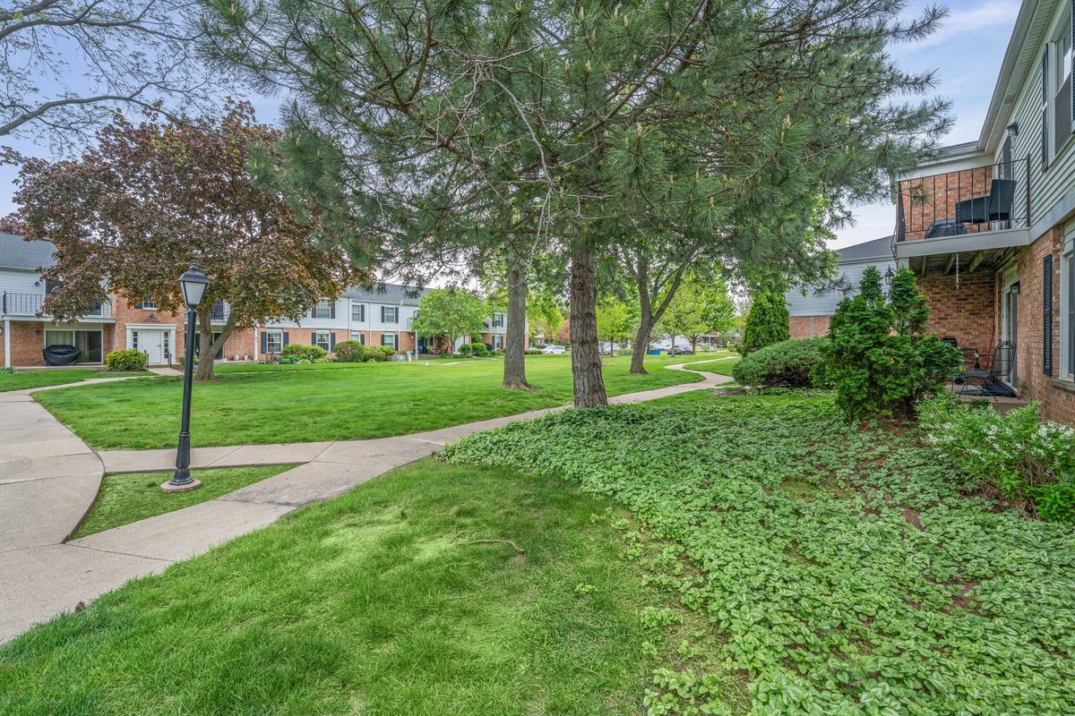 969 GOLF COURSE Road #6, Crystal Lake, IL 60014