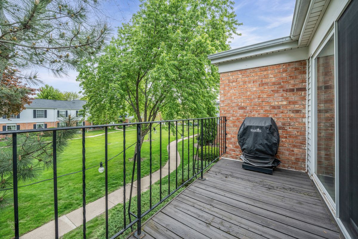 969 GOLF COURSE Road #6, Crystal Lake, IL 60014