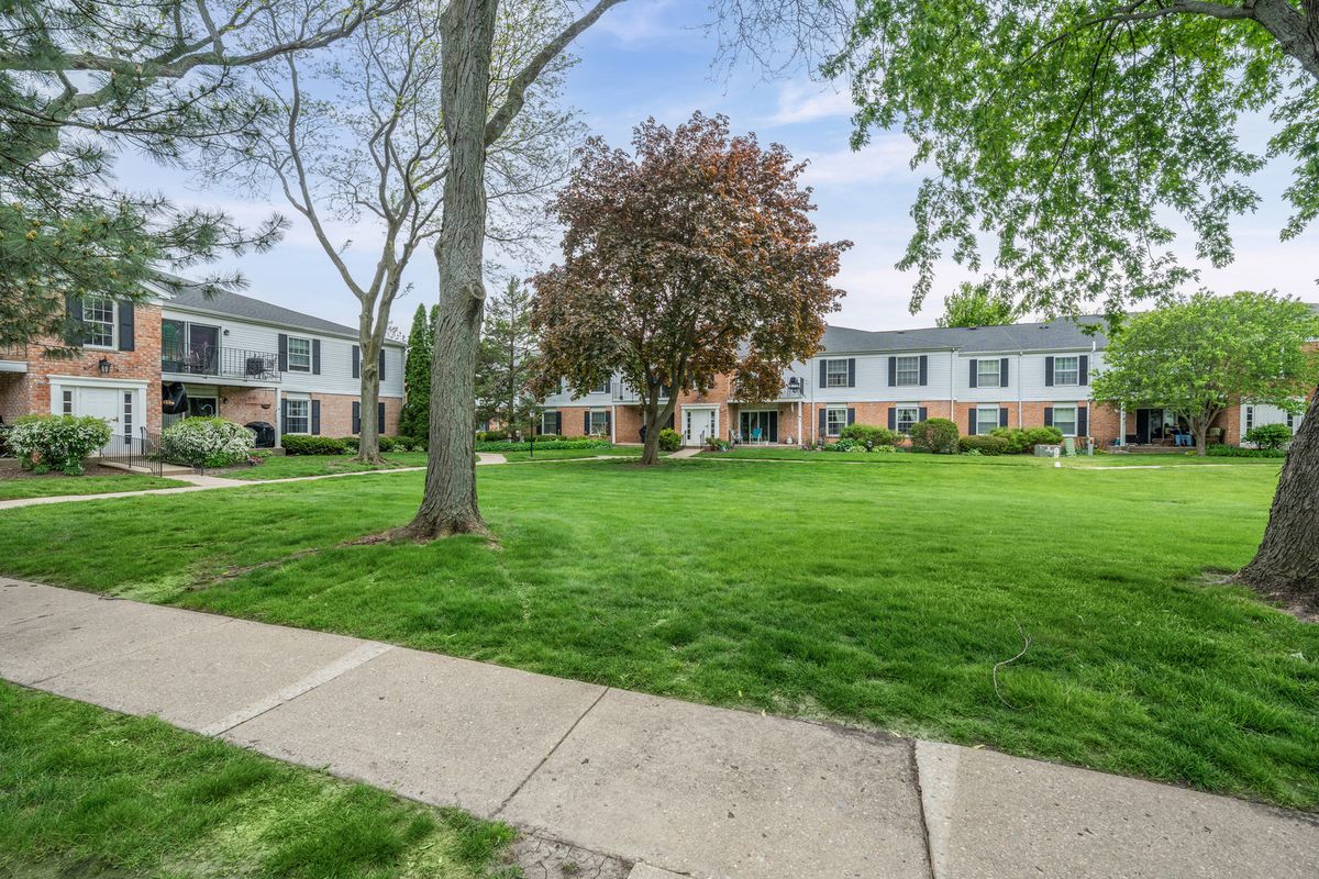 969 GOLF COURSE Road #6, Crystal Lake, IL 60014
