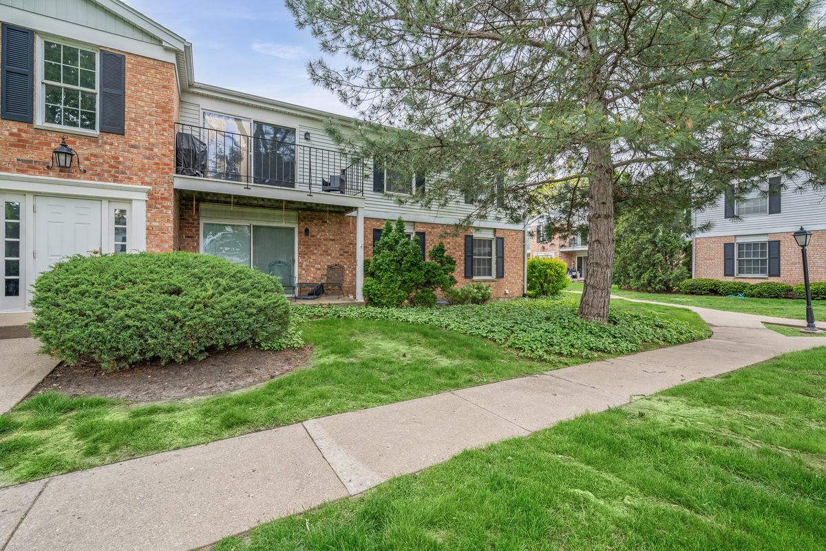 969 GOLF COURSE Road #6, Crystal Lake, IL 60014