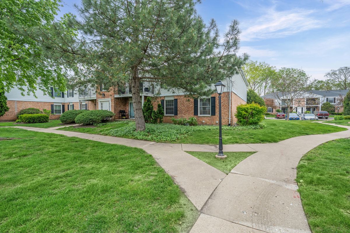 969 GOLF COURSE Road #6, Crystal Lake, IL 60014