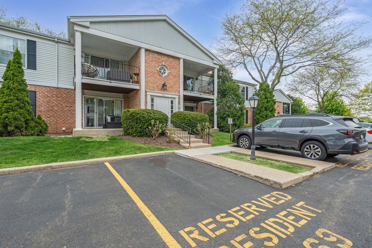 969 GOLF COURSE Road, Crystal Lake, IL 60014