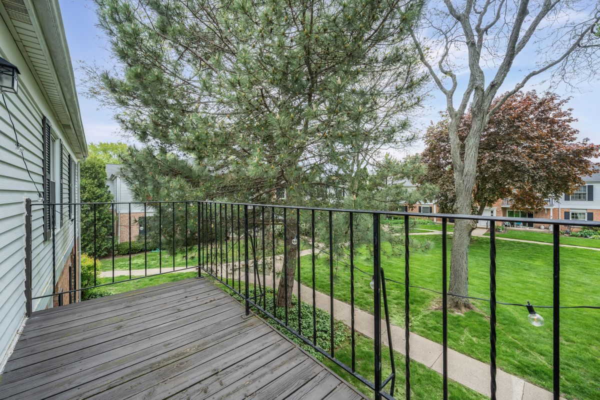 969 GOLF COURSE Road #6, Crystal Lake, IL 60014