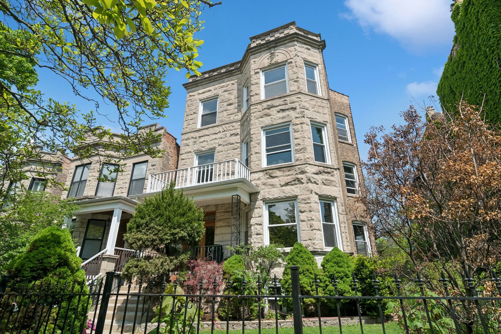 1408 W Belle Plaine Avenue #2 — Chicago, IL 60613