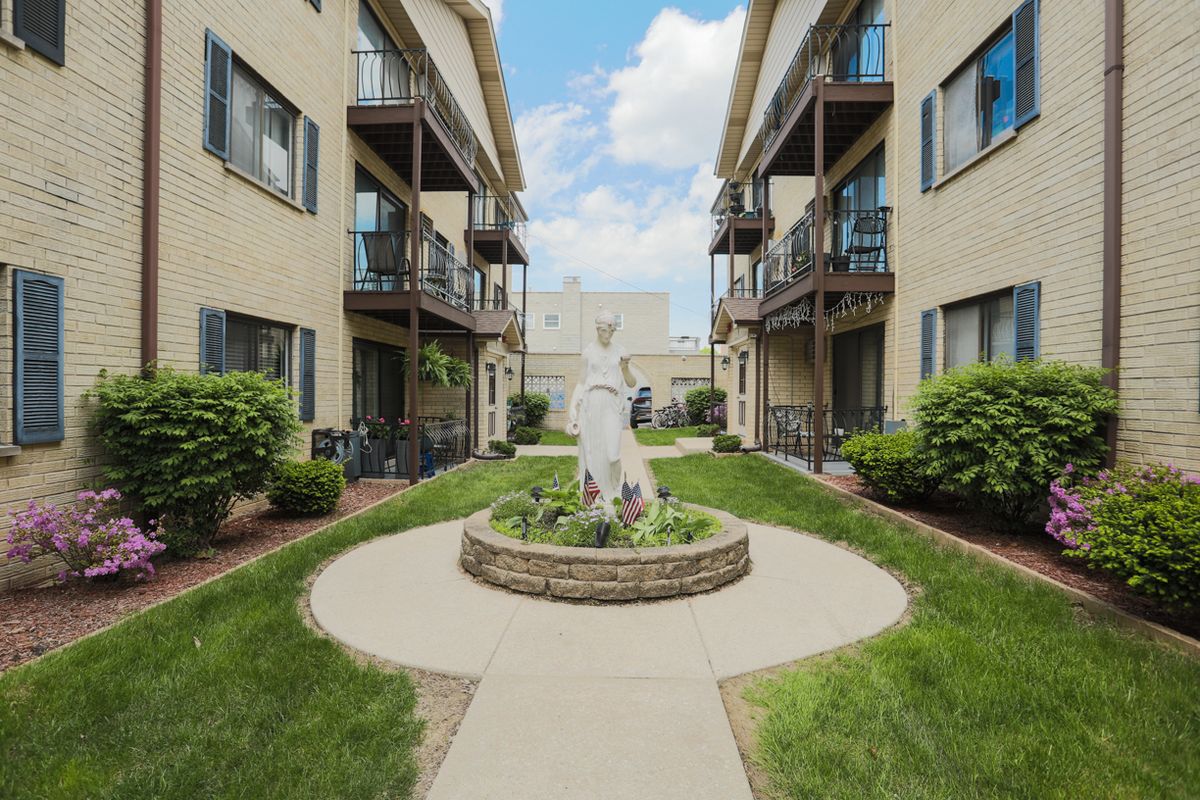 7218 W Wrightwood Avenue #107, Elmwood Park, IL 60707
