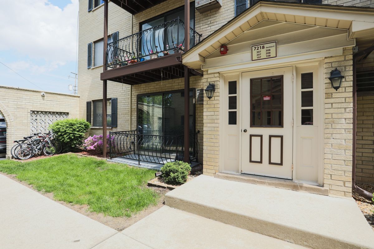 7218 W Wrightwood Avenue #107, Elmwood Park, IL 60707