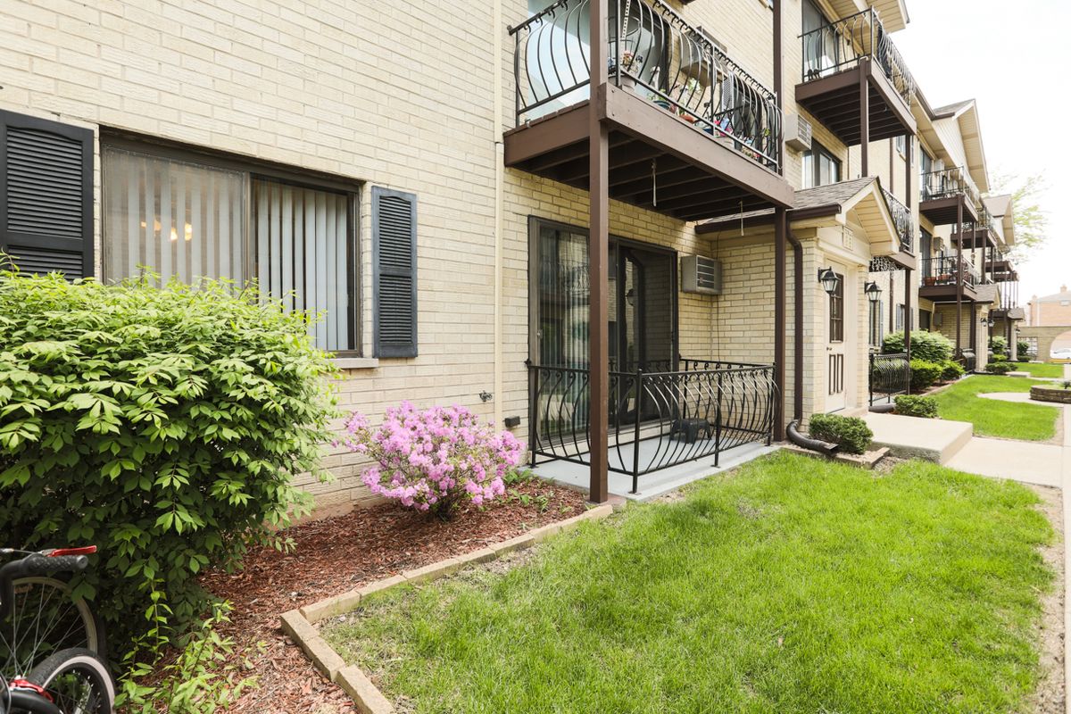7218 W Wrightwood Avenue #107, Elmwood Park, IL 60707